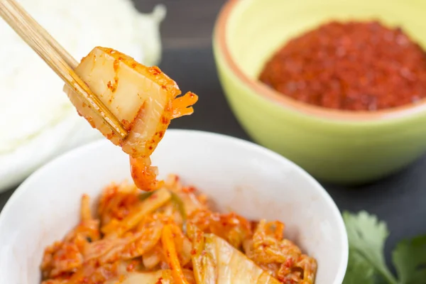 Kimchi of kimchee in witte kom — Stockfoto