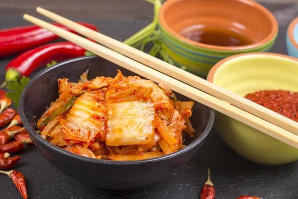 Kimchi veya kimchee siyah plaka üzerinde