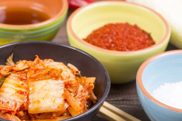 Kimchi veya kimchee siyah kase