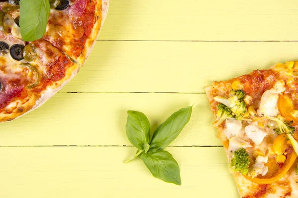 Voedsel achtergrond met pizza op tafel — Stockfoto