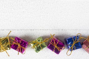 Beyaz arka planda noel hediyesi kutuları