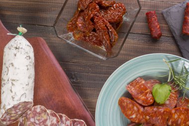 Tablo üzerinde çeşitli sosis