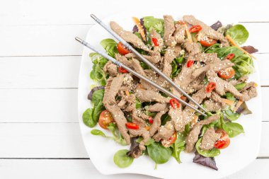 Susam sığır eti salatası