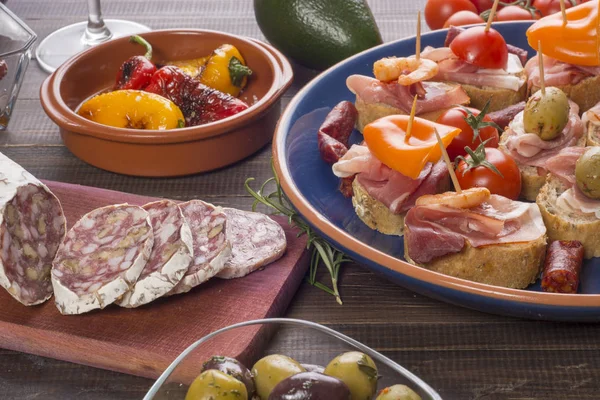 Tapas spagnole sul tavolo — Foto Stock