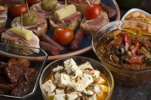 Antipasti di tapas sul tavolo — Foto Stock