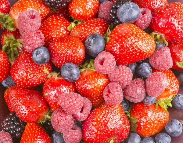 स्ट्रॉबेरीज आणि रास्पबेरीज — स्टॉक फोटो, इमेज