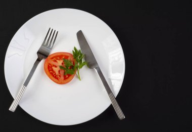 Vegan gıda beyaz plaka üzerinde