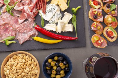 Tahta tabakta çeşitli mezeler. Jambon, peynir ve sosis. Yukarıdan görüntüle