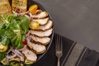 Brokolili ızgara tavuk göğsü salatası, domates ve kuzu salatası. Sezar salatasının çeşitleri. Düz konum ve telif alanı