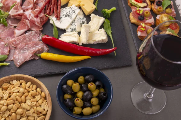 Verschiedene Snacks Schinken Oliven Erdnüsse Auf Dem Grauen Tisch Blick Stockbild