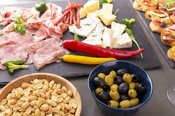 Verschiedene Snacks Schinken Oliven Erdnüsse Auf Dem Grauen Tisch Stockbild