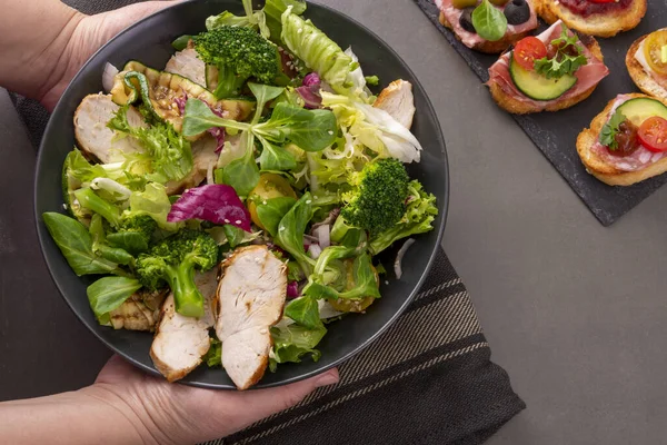 Manos Sirviendo Plato Con Pollo Plancha Lechuga Ensalada Brócoli Fotos De Stock Sin Royalties Gratis