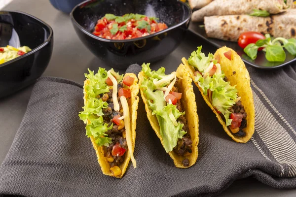 Trois Tacos Frais Avec Bœuf Maïs Tomates Laitue Cuisine Mexicaine Photos De Stock Libres De Droits