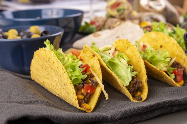 Tre Färska Tacos Med Nötkött Majs Tomater Och Sallad Mexikanska Stockfoto