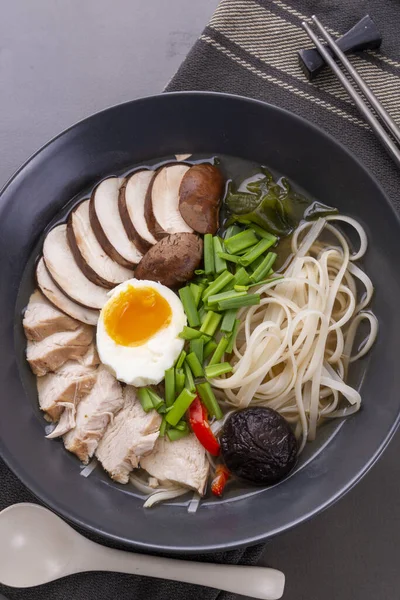 Soupe Ramen Japonaise Poulet Champignons Pâtes Œufs Ciboulette Sur Fond Images De Stock Libres De Droits