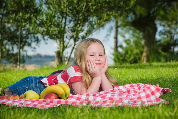 Malá krásná blond dívka dělat piknik v krajině Tusc — Stock fotografie