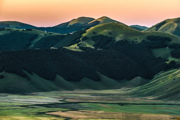 Dağ yaz Umbria peyzaj, İtalya. Castelluccio di Norc