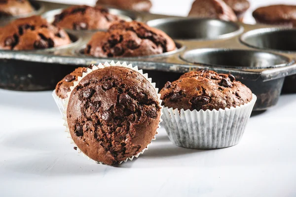 Muffin biscuit aux pépites de chocolat sous l'ancienne forme vintage . — Photo