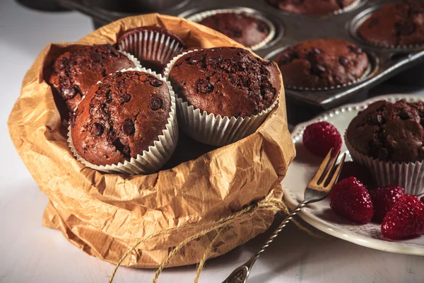Muffins de chocolate com framboesas suculentas vermelhas — Fotografia de Stock