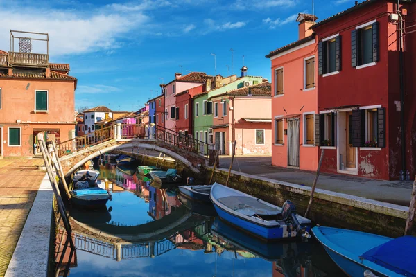 Unusually painted buildings, boats parked in the canals, the tow — Stock Photo, Image
