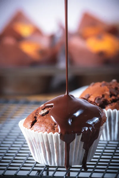Muffins mit warmer Schokolade belegt — Stockfoto