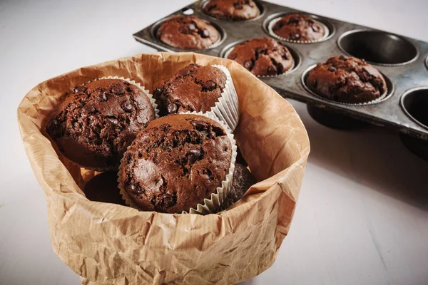 Çikolata parçalı kurabiye kek eski vintage formu. — Stok fotoğraf