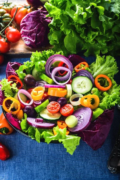 Insalata di primavera con un sacco di verdure e pieno di colore . — Foto Stock