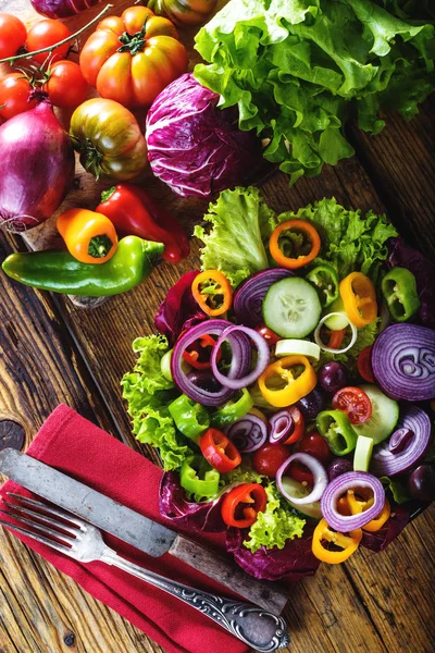 Lente salade met verse, sappige groenten op een rustieke houten tabl — Stockfoto