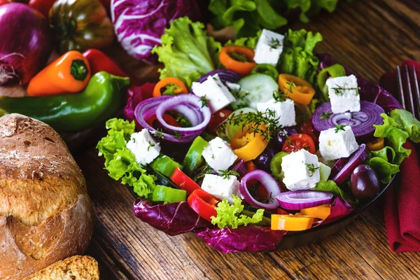 Хрустящий салат с сыром фета, полный витаминов и цветов — стоковое фото