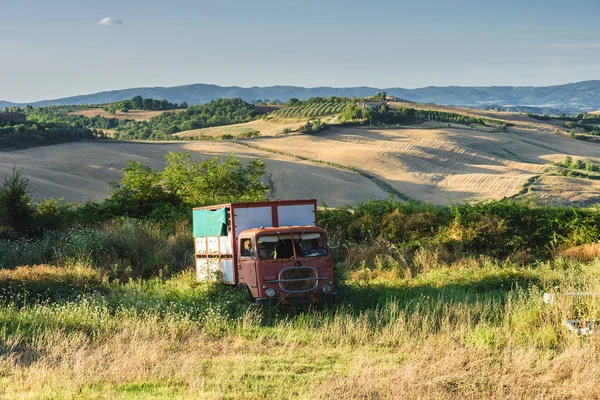 Oude vernietigd vrachtwagen op een verlaten Toscaanse aarde. — Stockfoto