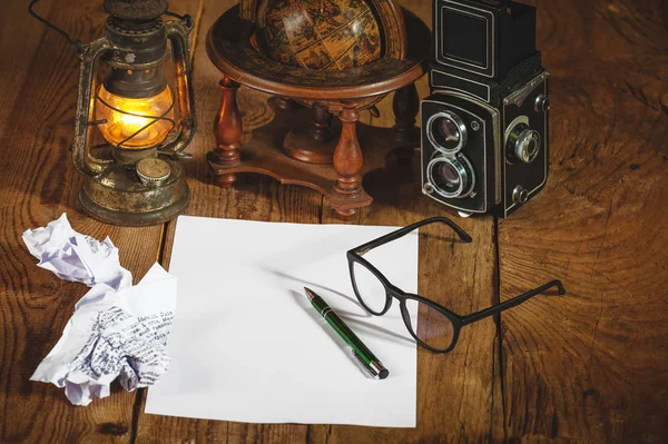 Vintage nature morte trucs sur une table en bois rustique, appareil photo rétro , — Photo