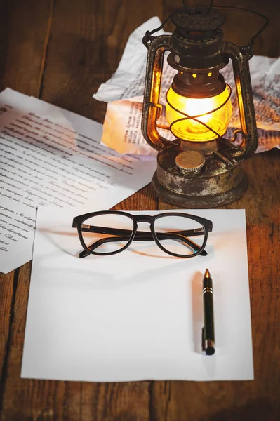 Escribiendo, en la hoja blanca limpia, carta. Cosas vintage en viejo — Foto de Stock