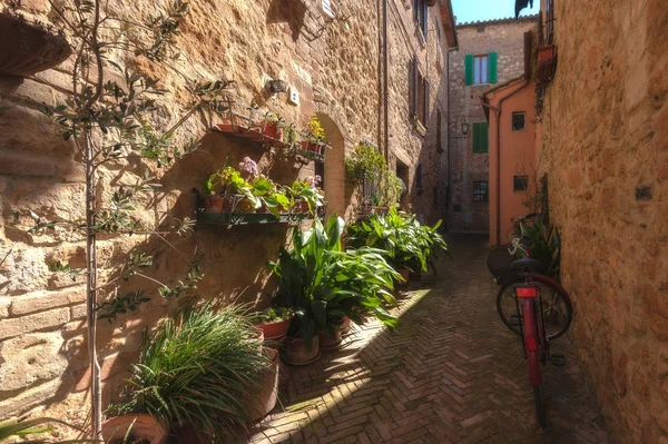 Красный велосипед, в итальянском переулке, в тосканском городе — стоковое фото