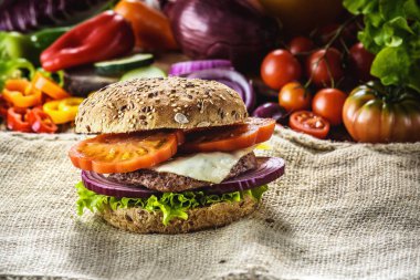 Güzel kokulu ve lezzetli hamburger eti sağlıklı bir ayrılmaz ekmek. W