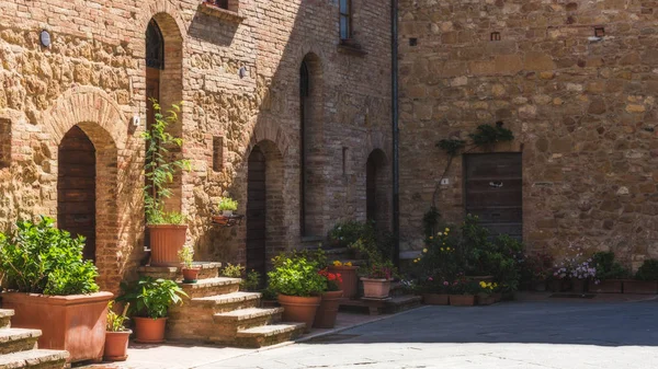 Hermosas calles coloridas de la ciudad toscana en un día soleado — Foto de Stock