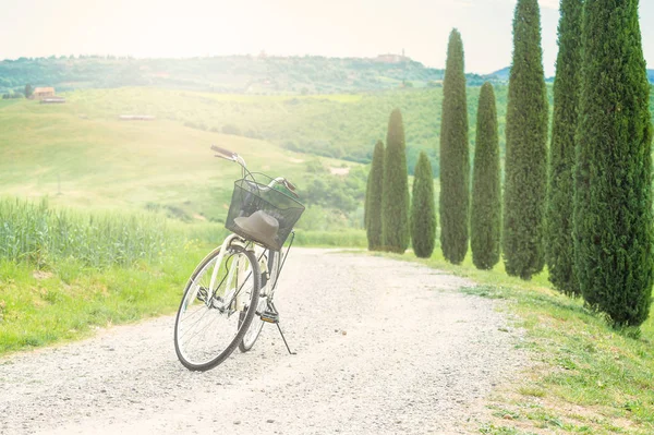 Cykeltur i våren landskap i Toscana. — Stockfoto
