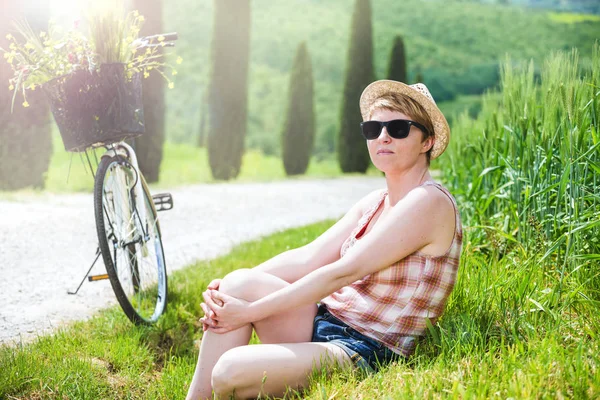 Young beautiful blond woman on vacation in Tuscany, riding a bic — Stock Photo, Image