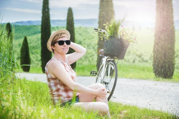 Giovane bella donna bionda in vacanza in Toscana, a cavallo di un bic — Foto Stock