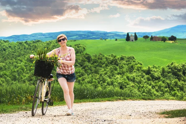 Giovane bella donna bionda in vacanza in Toscana, a cavallo di un bic — Foto Stock