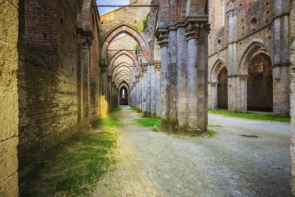 Abandonada a abadia de San Galgano ao pôr do sol na Toscana — Fotografia de Stock