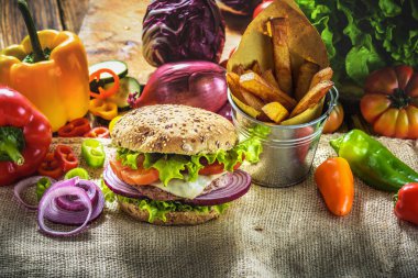 Güzel kokulu ve lezzetli hamburger eti sağlıklı bir ayrılmaz ekmek. W