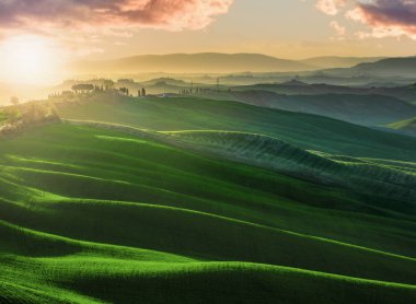 Sıcak ve güneşli gün Girit Senesi, Tuscan peyzaj içinde