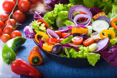 Bahar salatası sebze ve renk dolu.