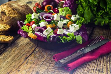 Beyaz peynir, vitaminler ve renk dolu net bahar salatası