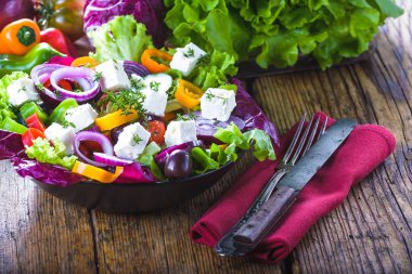 Beyaz peynir, vitaminler ve renk dolu net bahar salatası