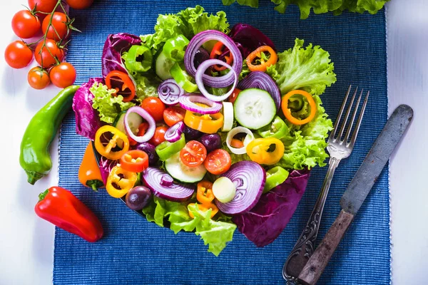Bahar salatası sebze ve renk dolu. — Stok fotoğraf