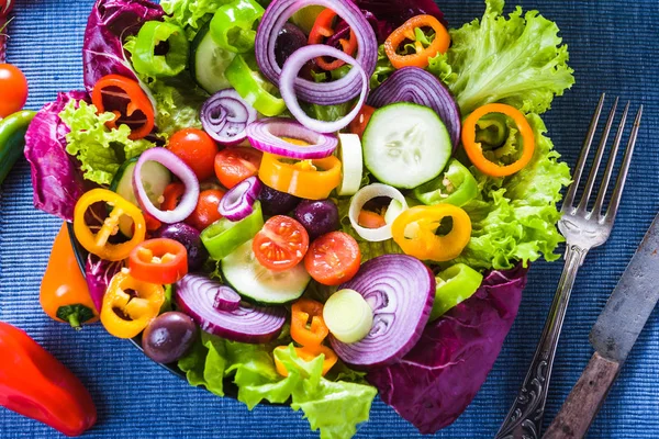 Salade de printemps avec beaucoup de légumes et pleine de couleur . — Photo