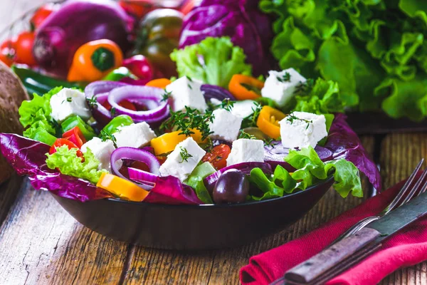 Salade de printemps croustillante au fromage feta, pleine de vitamines et de couleurs — Photo