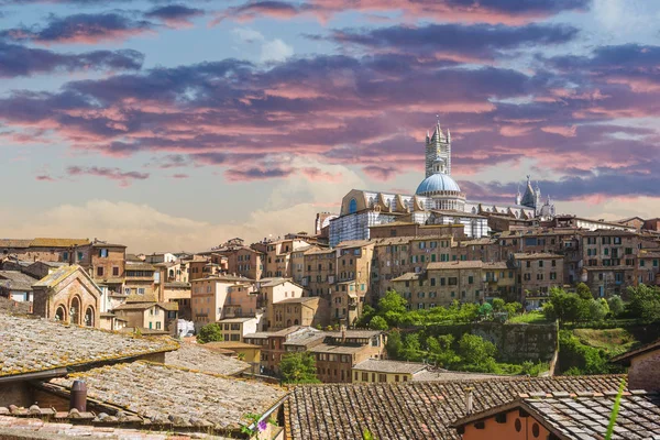 Cidade incrível na Toscana medieval, Siena . — Fotografia de Stock