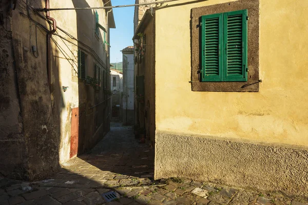 A utcáin egy ismeretlen városban, Toscana, Castel del Piano, Ita — Stock Fotó